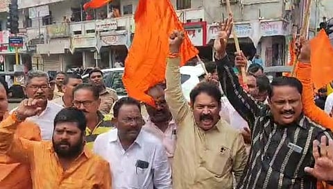 धुळे: मुख्यमंत्री शिंदेंच्या दौऱ्यावेळी ठाकरे गट, टोकरी कोळी संघटनेच्या कार्यकर्त्यांचे आंदोलन