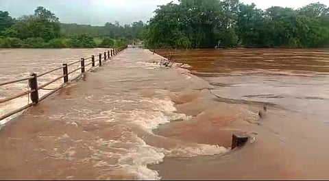 पाण्याखाली गेलेला आजरा तालुक्यातील हिरण्यकेशीवरील बंधारा.
