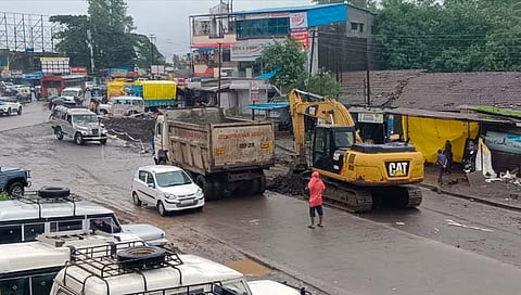 मुदाळतिट्टा येथे  भर पावसात रस्त्याचे काम सुरू असताना 