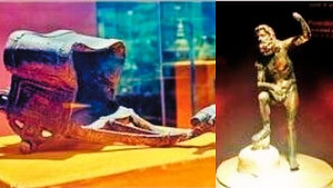 अमेरिकेतील  न्यूयॉर्क येथील द मेट (मेट्रोपोलिटीन) म्युझियम ऑफ आर्ट या संग्रहालयात कोल्हापूर वस्तुसंग्रहालयातील (टाऊन हॉल म्युझियम) आठ ऐतिहासिक कलाकृतींना स्थान मिळाले आहे. 
