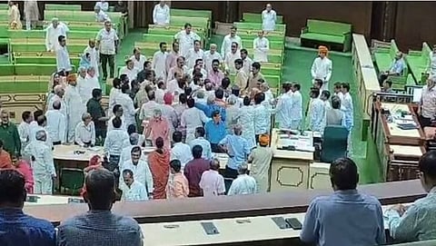 राजस्‍थान विधानसभेत माजी मंत्री राजेंद्र गुढा यांच्‍या लाल डायरीचा वाद चांगला गाजला.