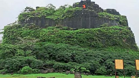 Rangana Fort Students Rescued | रांगणा गडावर जंगलात ४ विद्यार्थिनी भरकटल्या