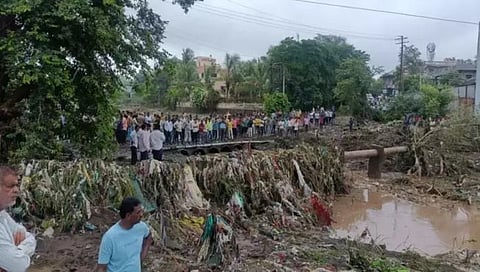 रावेरला पुरात तिघांचा मृत्यू, 145 घरांची पडझड, 20 गुरे दगावली