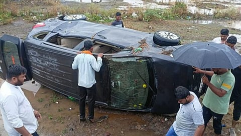 Nashik : नगरसुल येथे नदी पुलावरुन कार थेट खाली कोसळली, सातजण जखमी