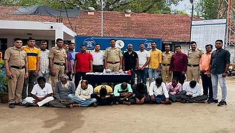 जळगाव : शेतात गुप्तधन काढायला गेले अन् अडकले पोलिसांच्या जाळ्यात, जादुटोणा करणार्‍या ९ जणांना अटक