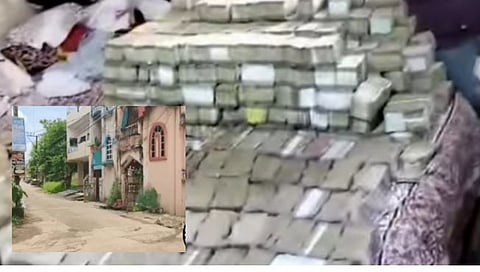अनंत जैन याच्‍या घरातून पाेलिसांनी  जप्‍त केलेली राेकड.
