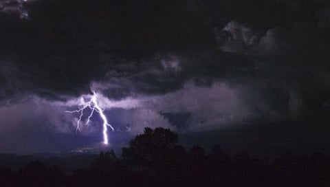 lightning strike : वीज कोसळल्याने दोघांचा मृत्यू, चार जखमी