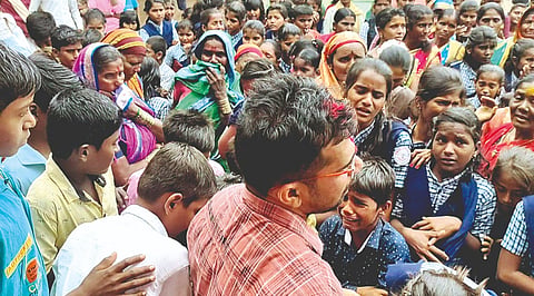 माझी भाकरी…शिकविणार्‍या गुरुजींच्या बदलीने अश्रू अनावर; बारा वर्षांच्या नातेसंबंधाने गाव झाले भावनिक