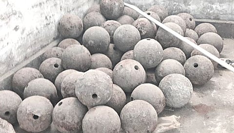 हिंगोलीत  रुग्णालयाच्या बांधकामादरम्यान सापडले निजामकालीन तोफगोळे
