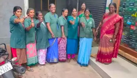 Kerala Women lottery News  : वर्गणी गोळा करून खरेदी केले २५० रुपयांचे लॉटरी तिकीट, ११ महिलांना १० कोटींची लॉटरी!