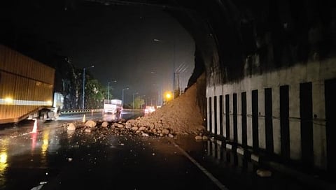 पुणे-मुंबई एक्सप्रेस वे वर पुन्हा दरड कोसळली | Pune-Mumbai expressway