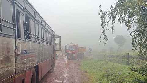 कासकडे घाटाईदेवी मार्ग जाणाऱ्या रस्‍त्‍याला भेग   