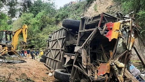 Mexico Bus Accident  : मेक्सिकोत प्रवाशांनी भरलेली बस दरीत कोसळली; २७ जणांचा मृत्यू तर २१ जण जखमी