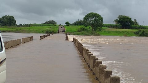 कोल्हापूर : दत्तवाड येथील दूधगंगा नदीवरील दोन्ही बंधारे पाण्याखाली