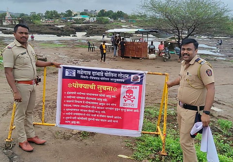 कुंडमळा येथे तळेगाव पोलीस स्टेशनने पर्यटकांसाठी लावले धोक्याच्या सूचनांचे फलक