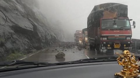 माळशेज घाटात दरड कोसळली ; आयशर ट्रक बचावला