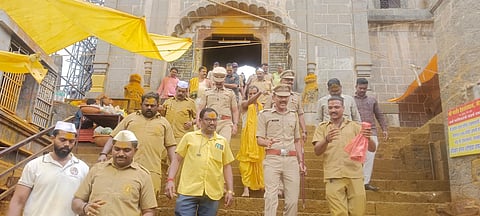 पुणे: चेंगराचेंगरीच्या पार्श्वभूमीवर पोलिस विभागाकडून जेजुरी गडाची पाहणी