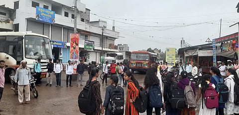संतापलेल्या विद्यार्थ्यांनी चार एसटी बस रोखल्या ; कमी फेऱ्यांमुळे संताप