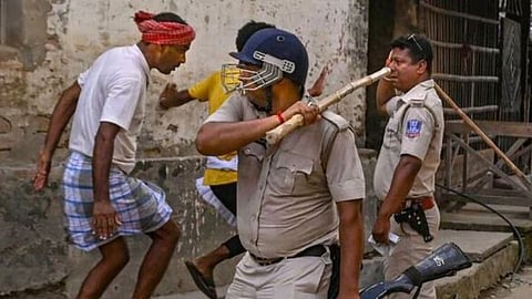 पश्‍चिम बंगालमध्‍ये शनिवारी ( दि. ८) पंचायत निवडणुकीसाठी मतदान झघले. यावेळी मतदान केंद्रावर हुल्‍लडबाजी 
करणार्‍यांना पांगविण्‍यासाठी पोलिसांनी लाठीमार केला. 
