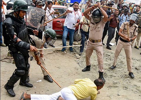 बिहारमधील शिक्षकांच्या नियुक्तीवरून भाजपच्‍या वतीने निदर्शने करण्‍यात आली. यावेळी जमावाला पांगविण्‍यासाठी पोलिसांनी लाठीमार केला.