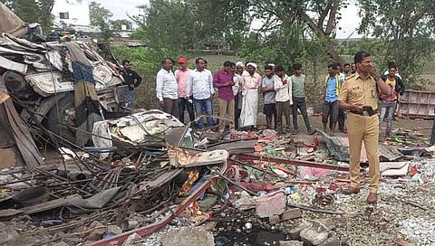 Dhule accident news: पळासनेरजवळ भीषण अपघातात १० ठार; ३० जण जखमी