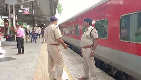 Jaipur-Mumbai Train Firing | जयपूर- मुंबई एक्स्प्रेसमध्ये गोळीबारानंतर RPF कॉन्स्टेबलने धावत्या रेल्वेतून उडी मारली, पण अखेर अटक