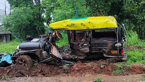 जीपला कंटेनरची भीषण धडक  