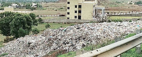 सरदवाडी घाटात कचर्‍याचे ढीग शालेय विद्यार्थ्यांचे आरोग्य धोक्यात