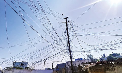 कात्रज : लोंबकळणार्‍या तारांमुळे जीव टांगणीला!