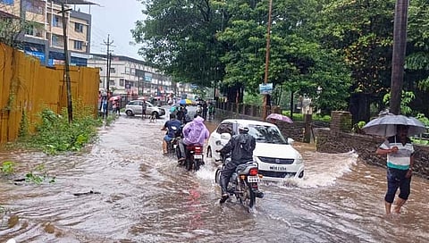 खेड शहरात पुराचे पाणी  