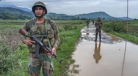 मणिपूरमध्‍ये हिंसाचाराचे सत्र कायम आहे. सुरक्षा दलांच्‍या जवानांना संवेदनशील भागात तैनात करण्‍यात आले आहे.
