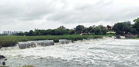 मोशीत इंद्रायणी नदीचे पात्र दुथडी भरून