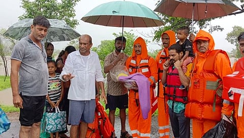  रायगड : एनडीआरएफच्या टीमने वाचवले १० दिवसाच्या बाळसह ६ जणांचे जीव