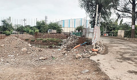 निरा डावा कालव्यावरील पुलाचे काम रखडले