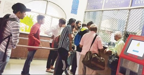 अनाउन्सरअभावी प्रवाशांचा खोळंबा ; रेल्वे स्थानकांतील परिस्थिती