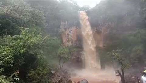  राऊतवाडी धबधबा 