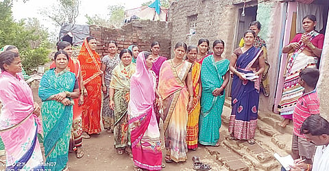 पाथर्डी : दारू अड्ड्यांवर जाऊन दिल्या नोटिसा; सरपंच आठरे यांचा पुढाकार