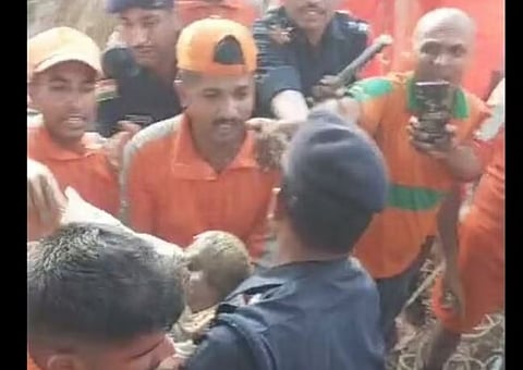 बोअरवेलमध्‍ये पडलेल्‍या चिमुकल्‍याची आठ तासांच्‍या अथक परिश्रमानंतर सुखरुप सुटका