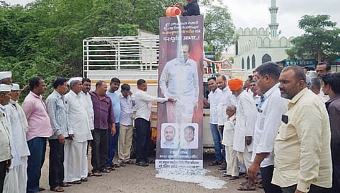 विखे यांच्या फोटोला दुग्धाभिषेक ; दुधाचे दर वाढविण्याच्या निर्णयाचे शेतकर्‍यांकडून स्वागत