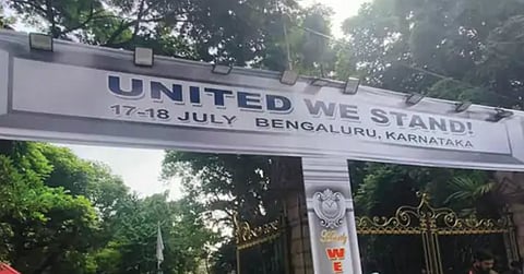 बंगळूर येथे विराेधी पक्षांच्‍या बैठकीची जय्‍यत तयारी सुरु आहे.