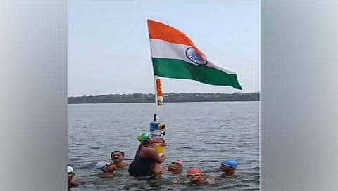 नागपूर: दृष्टीहीन ईश्वरीने तलावात पोहत जाऊन फडकावला तिरंगा