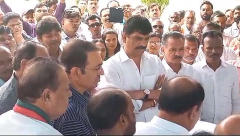 विविध मागण्यांसाठी माथाडी कामगारांची देवेंद्र फडणवीसांच्या निवासस्थानी धडक