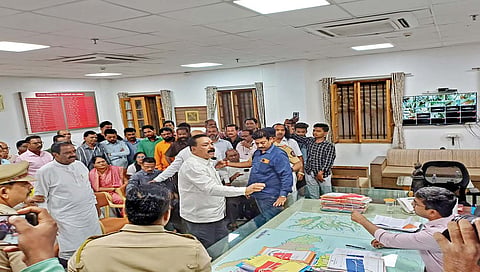 कोल्हापूर : सकल मराठा शिष्टमंडळ-जिल्हाधिकार्‍यांमध्ये खडाजंगी