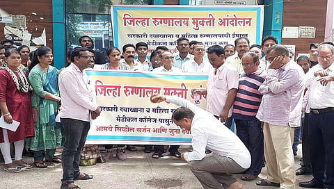 चंद्रपूर : जनविकास सेनेकडून जिल्हा रुग्णालय मुक्ती आंदोलन