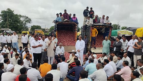 नाशिक : चांदवडला शेतकऱ्यांनी कांदा लिलाव पाडले बंद 
