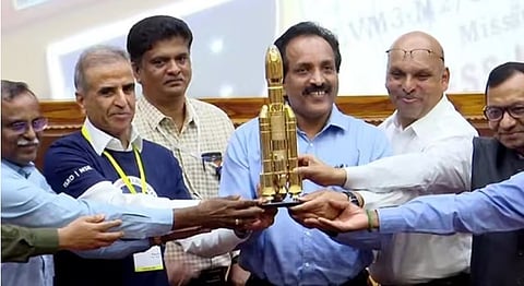भारताच्‍या महत्त्‍वाकांक्षी चांद्रयान-३ मोहिमेचे प्रमुख व  भारतीय अंतराळ संशोधन संस्‍थेचे (इस्रो) अध्‍यक्ष एस सोमनाथ यांच्‍यासह टीम इस्‍त्राो. 