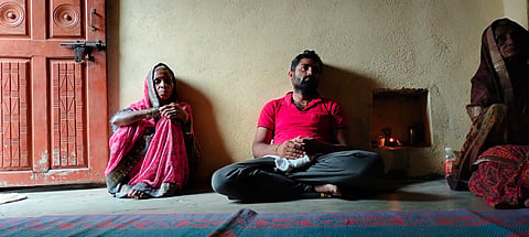 केज येथील मृत शेतकरी महेश भागवत थोरात यांचे कुटुंब