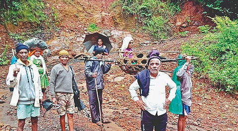 सातारा : घोणसपूर येथील वृद्ध रुग्णाला डालग्यातून नेले रुग्णालयात