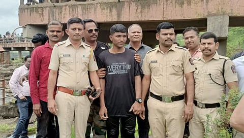 माझ्या लेकराला वाचवा! आईने लेकराला वाचवण्यासाठी फोडला टाहो; पोलीस ठरले देवदूत