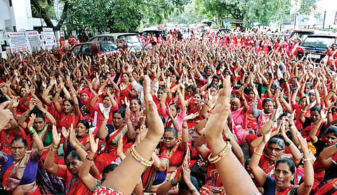 पुणे : अंगणवाडी, आशा स्वयंसेविकांचा एल्गार